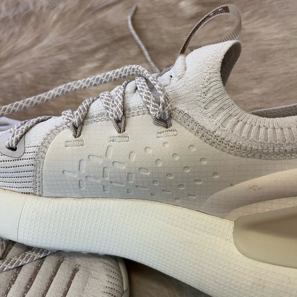 Men’s Under Armour tennis shoes - Picture 4 of 6